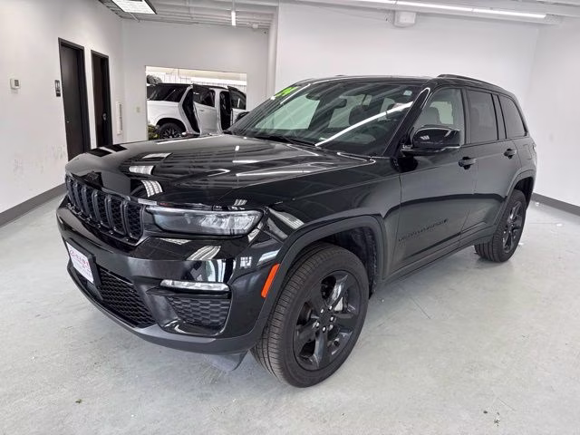 2024 Diamond Black Crystal Pearlcoat Jeep Grand Cherokee Limited 4X4 SUV