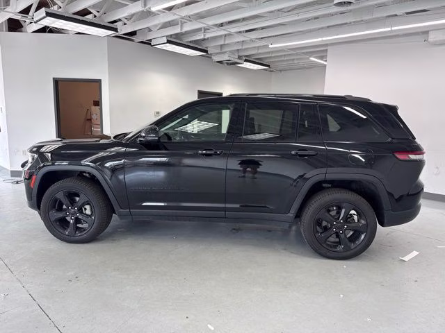 2024 Diamond Black Crystal Pearlcoat Jeep Grand Cherokee Limited 4X4 SUV