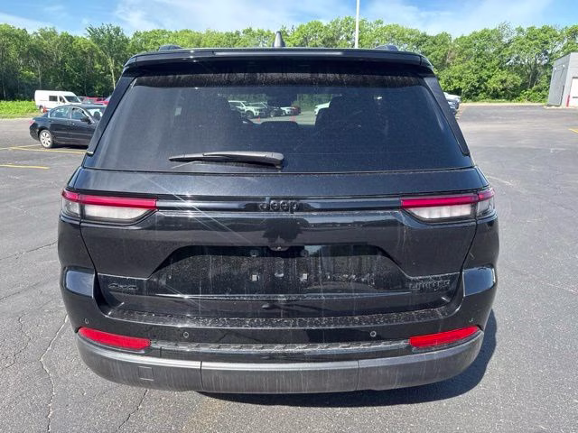 2024 Diamond Black Crystal Pearlcoat Jeep Grand Cherokee Limited 4X4 SUV