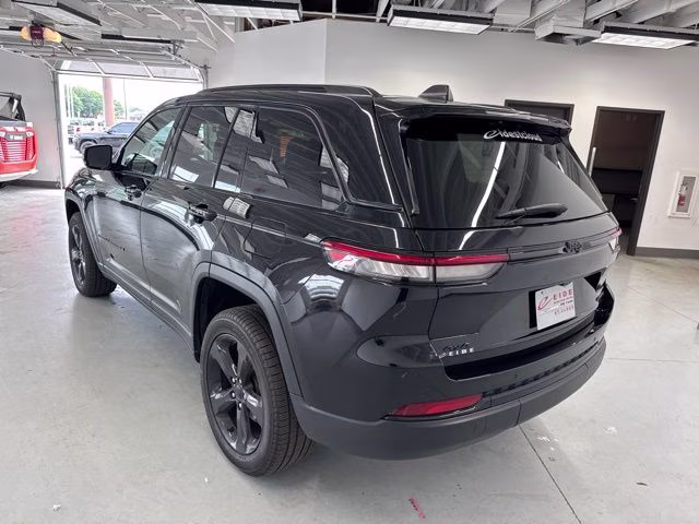 2024 Diamond Black Crystal Pearlcoat Jeep Grand Cherokee Limited 4X4 SUV