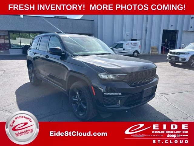 2024 Diamond Black Crystal Pearlcoat Jeep Grand Cherokee Limited 4X4 SUV