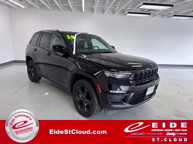2024 Diamond Black Crystal Pearlcoat Jeep Grand Cherokee Limited 4X4 SUV