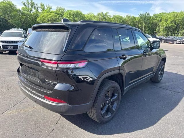 2024 Diamond Black Crystal Pearlcoat Jeep Grand Cherokee Limited 4X4 SUV