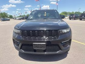 2024 Diamond Black Crystal Pearlcoat Jeep Grand Cherokee Limited 4X4 SUV
