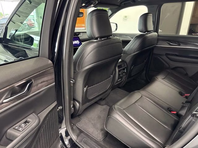 2024 Diamond Black Crystal Pearlcoat Jeep Grand Cherokee Limited 4X4 SUV