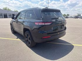 2024 Diamond Black Crystal Pearlcoat Jeep Grand Cherokee Limited 4X4 SUV