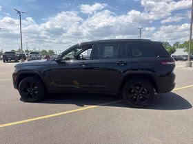 2024 Diamond Black Crystal Pearlcoat Jeep Grand Cherokee Limited 4X4 SUV