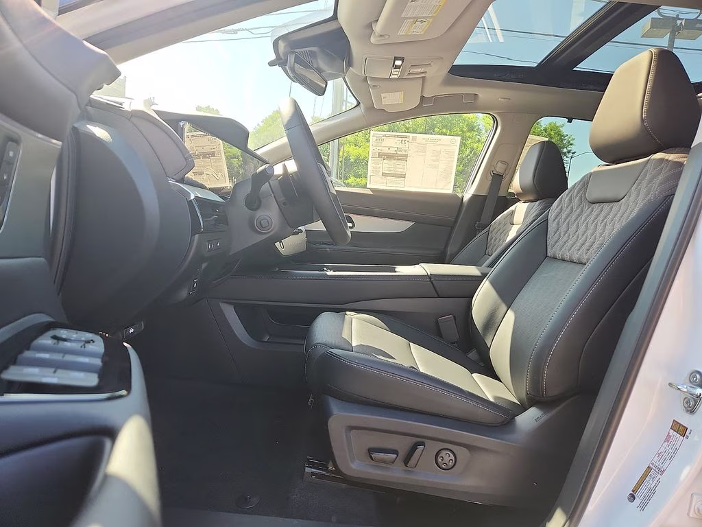 2026 Everest White Pearl/Black Nissan Murano Platinum AWD SUV