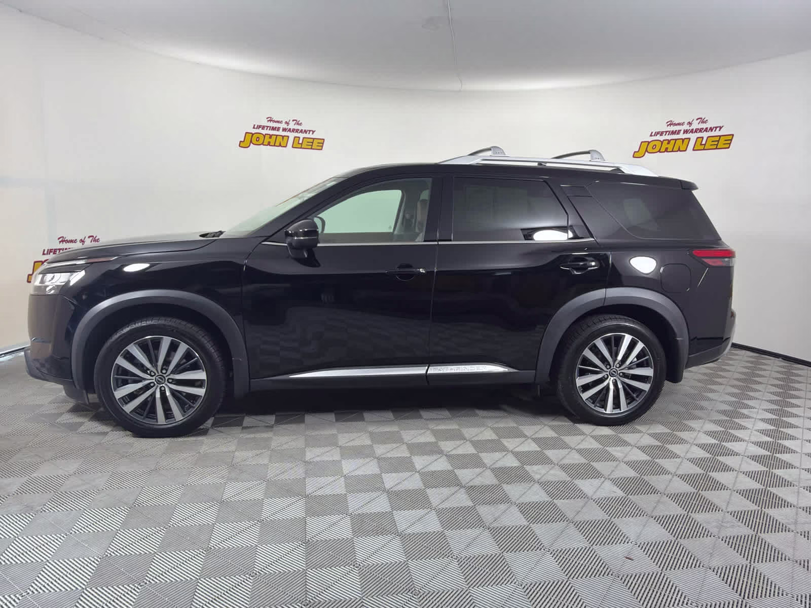 2022 Super Black Nissan Pathfinder Platinum 4X4 SUV