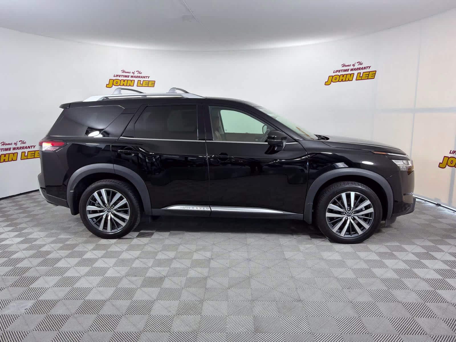 2022 Super Black Nissan Pathfinder Platinum 4X4 SUV