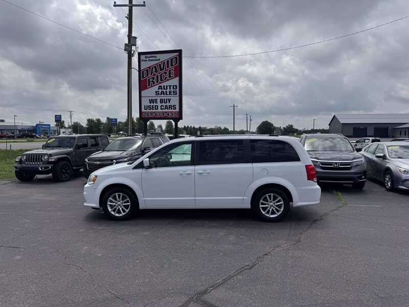 2019 White Knuckle Clear Coat Dodge Grand Caravan SXT FWD