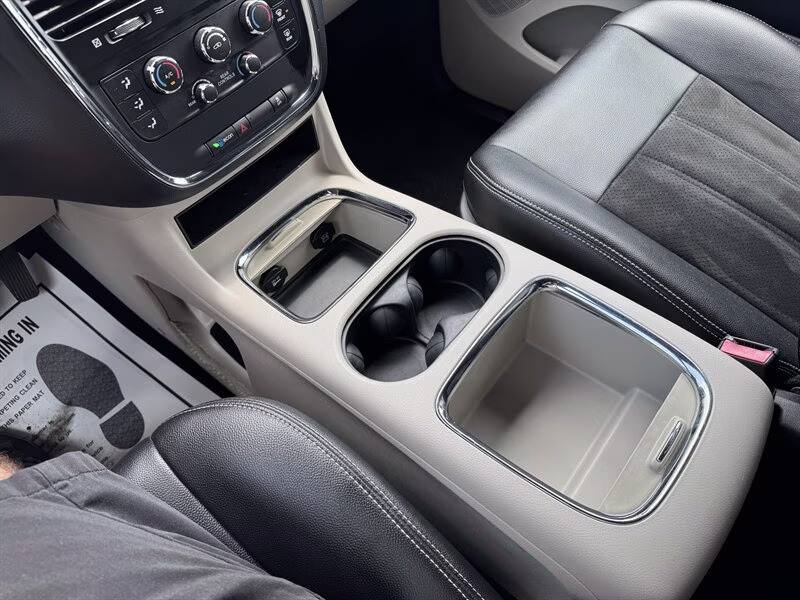 2019 White Knuckle Clear Coat Dodge Grand Caravan SXT FWD