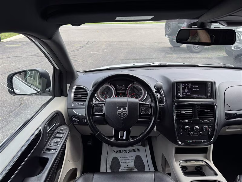 2019 White Knuckle Clear Coat Dodge Grand Caravan SXT FWD