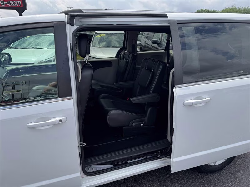 2019 White Knuckle Clear Coat Dodge Grand Caravan SXT FWD