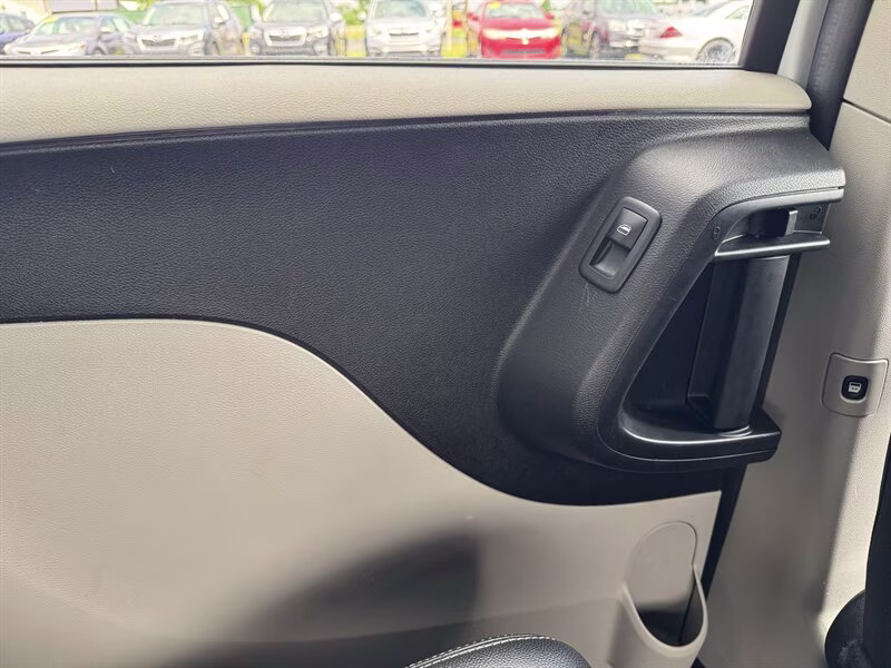2019 White Knuckle Clear Coat Dodge Grand Caravan SXT FWD