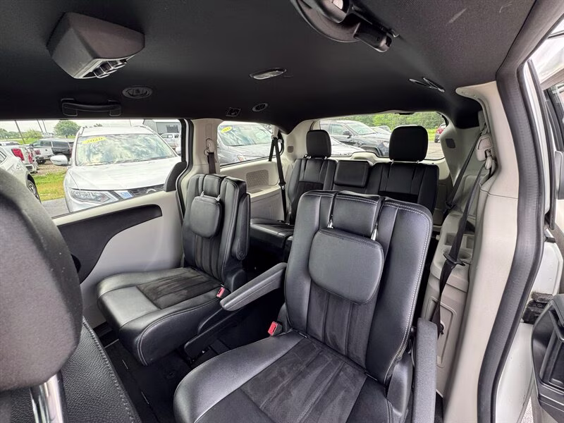 2019 White Knuckle Clear Coat Dodge Grand Caravan SXT FWD
