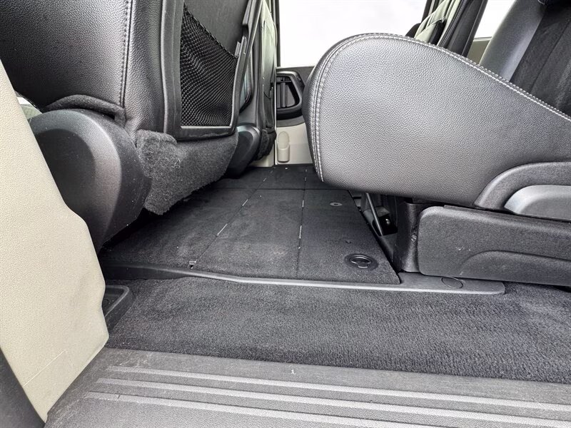 2019 White Knuckle Clear Coat Dodge Grand Caravan SXT FWD