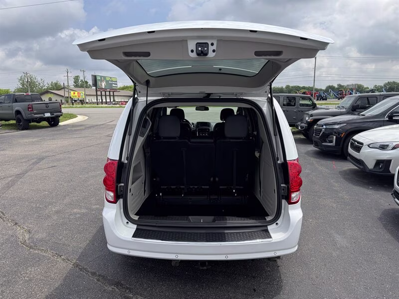 2019 White Knuckle Clear Coat Dodge Grand Caravan SXT FWD