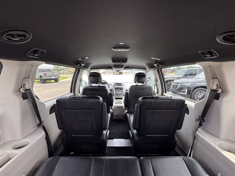 2019 White Knuckle Clear Coat Dodge Grand Caravan SXT FWD