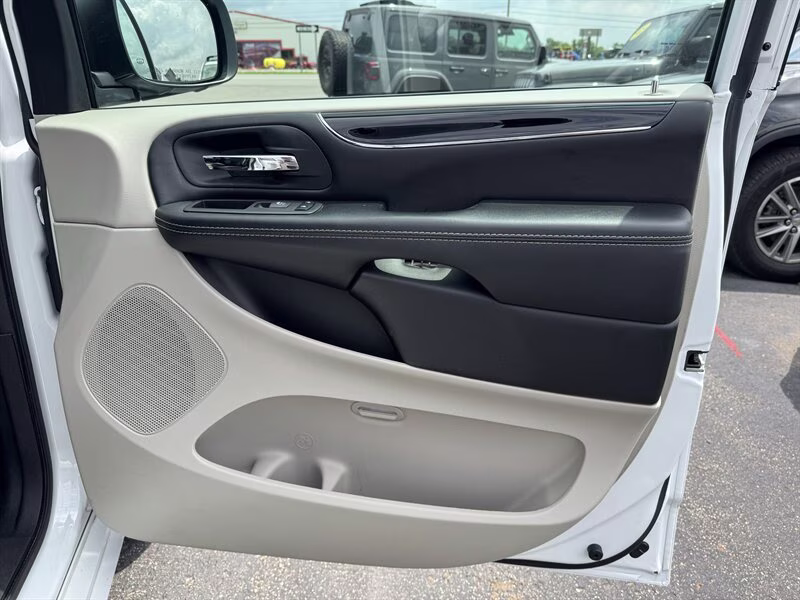 2019 White Knuckle Clear Coat Dodge Grand Caravan SXT FWD