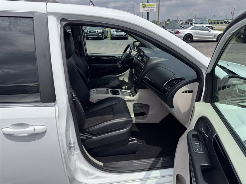 2019 White Knuckle Clear Coat Dodge Grand Caravan SXT FWD