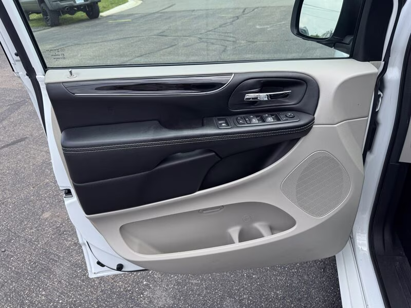 2019 White Knuckle Clear Coat Dodge Grand Caravan SXT FWD