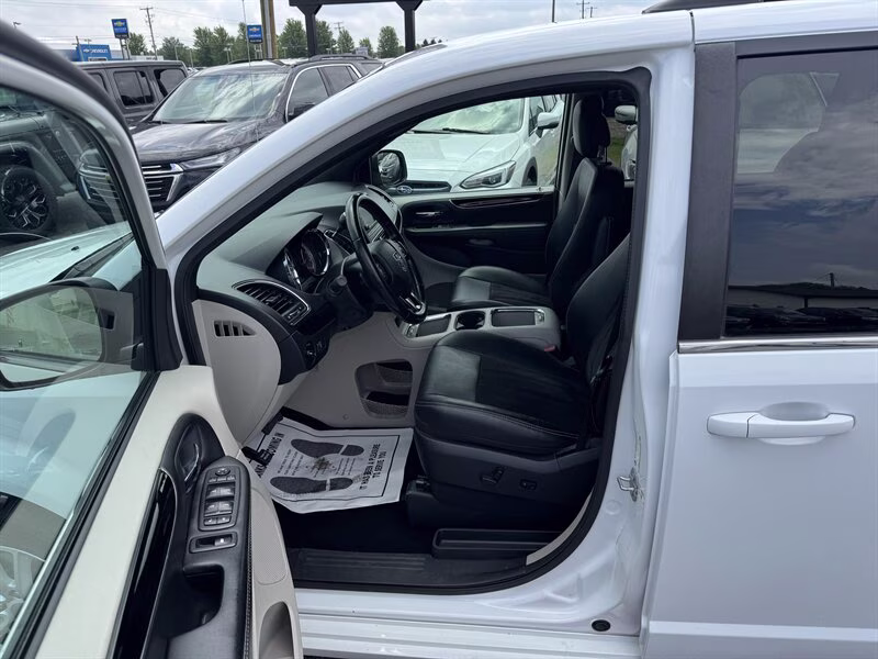 2019 White Knuckle Clear Coat Dodge Grand Caravan SXT FWD