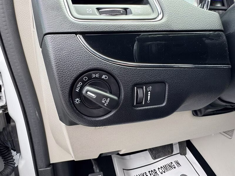 2019 White Knuckle Clear Coat Dodge Grand Caravan SXT FWD