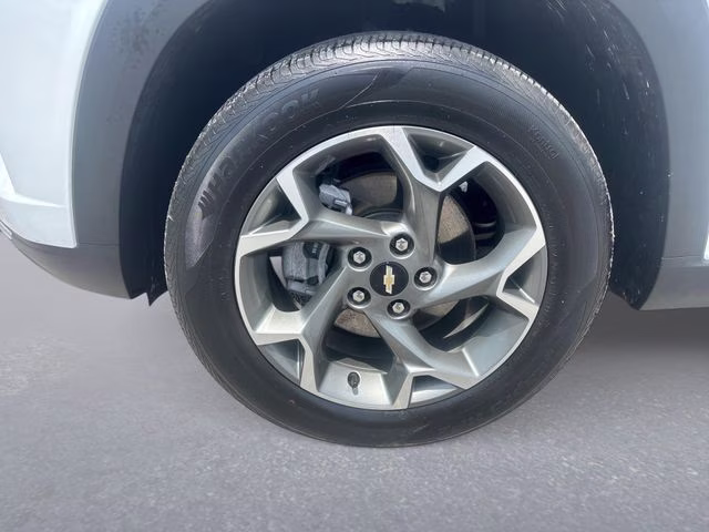 2025 Summit White Chevrolet Trax LT FWD SUV