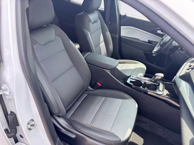 2025 Summit White Chevrolet Trax LT FWD SUV