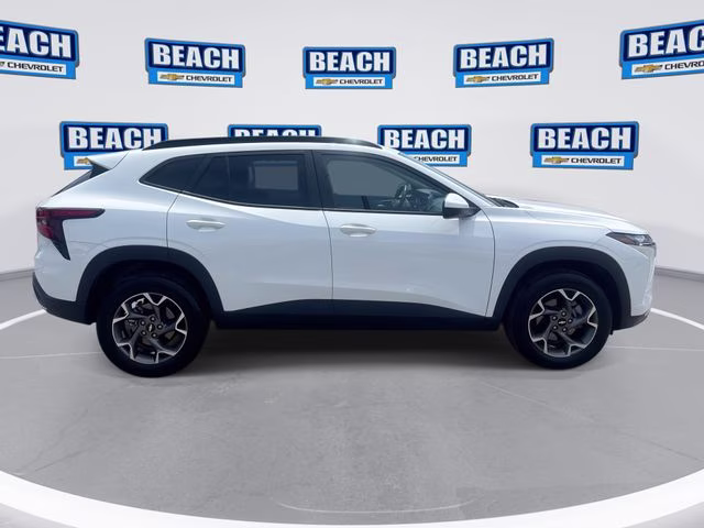 2025 Summit White Chevrolet Trax LT FWD SUV