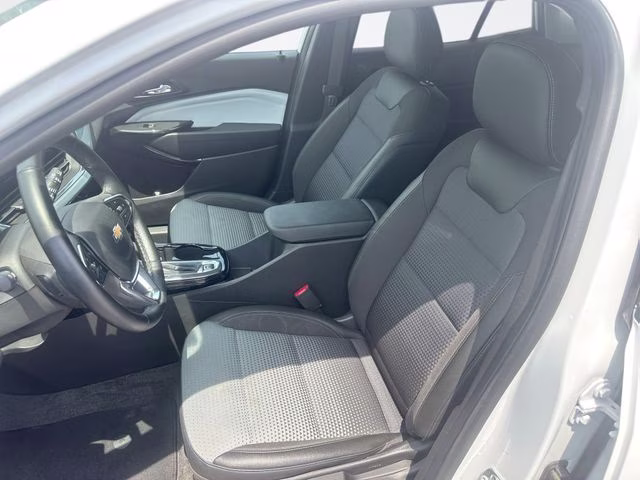 2025 Summit White Chevrolet Trax LT FWD SUV