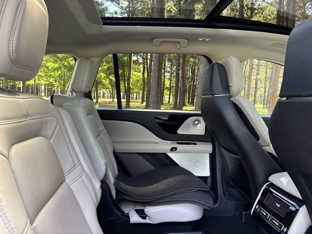 2025 Infinite Black Metallic Clearcoat Lincoln Aviator Reserve AWD SUV