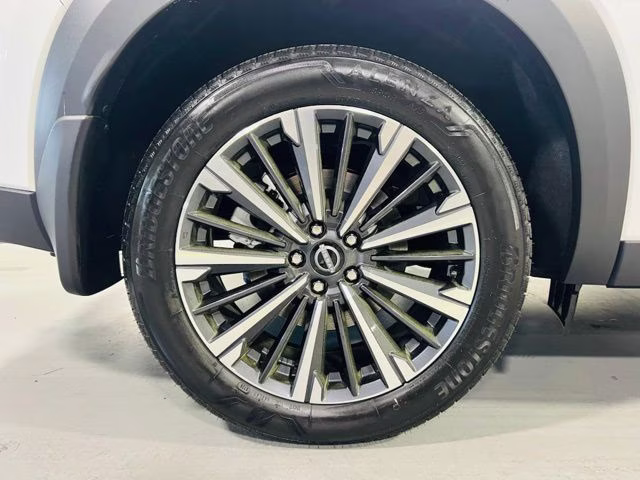 2026 Everest White Pearl/Black Nissan Pathfinder Platinum FWD SUV