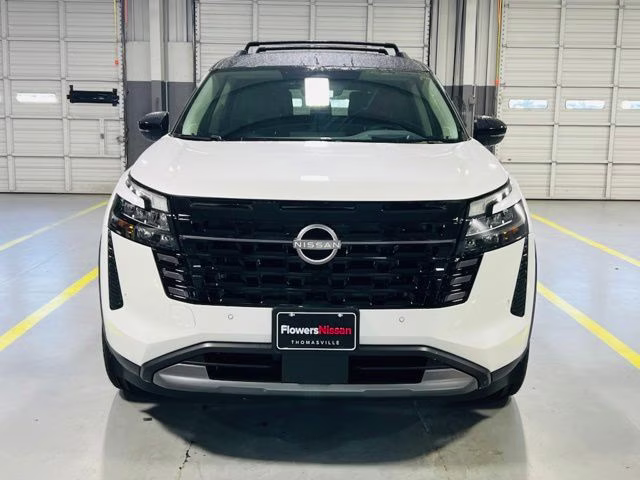 2026 Everest White Pearl/Black Nissan Pathfinder Platinum FWD SUV