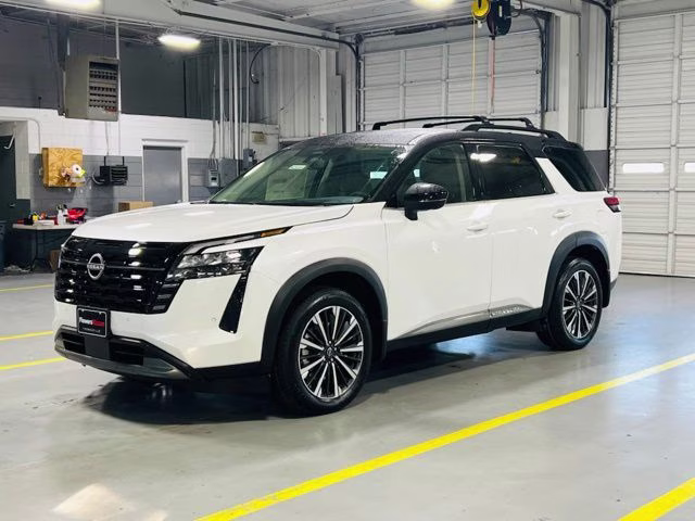 2026 Everest White Pearl/Black Nissan Pathfinder Platinum FWD SUV
