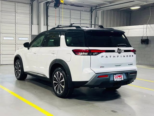 2026 Everest White Pearl/Black Nissan Pathfinder Platinum FWD SUV