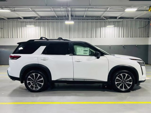 2026 Everest White Pearl/Black Nissan Pathfinder Platinum FWD SUV