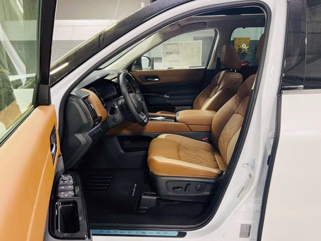 2026 Everest White Pearl/Black Nissan Pathfinder Platinum FWD SUV