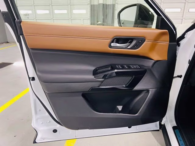 2026 Everest White Pearl/Black Nissan Pathfinder Platinum FWD SUV