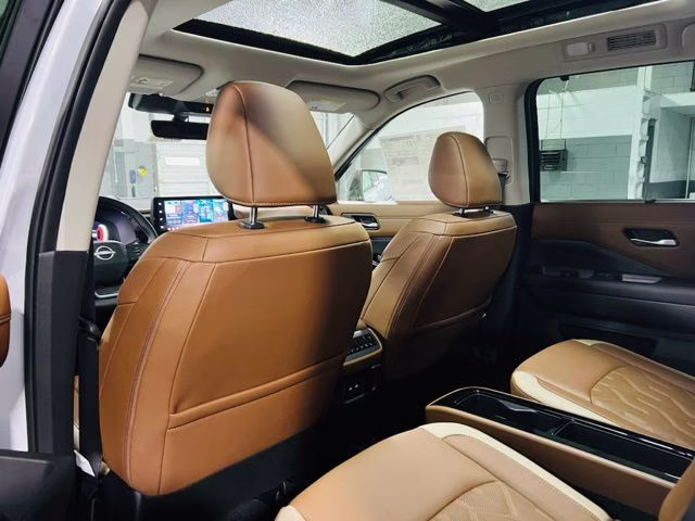 2026 Everest White Pearl/Black Nissan Pathfinder Platinum FWD SUV