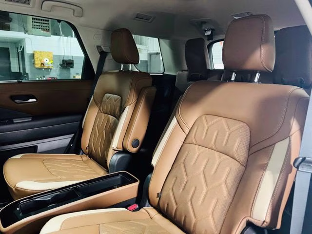 2026 Everest White Pearl/Black Nissan Pathfinder Platinum FWD SUV