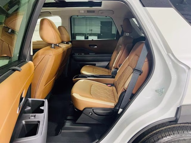 2026 Everest White Pearl/Black Nissan Pathfinder Platinum FWD SUV