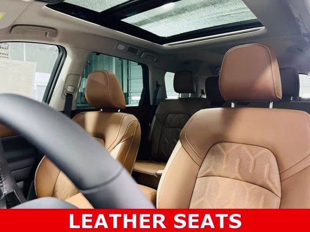 2026 Everest White Pearl/Black Nissan Pathfinder Platinum FWD SUV