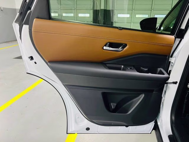 2026 Everest White Pearl/Black Nissan Pathfinder Platinum FWD SUV