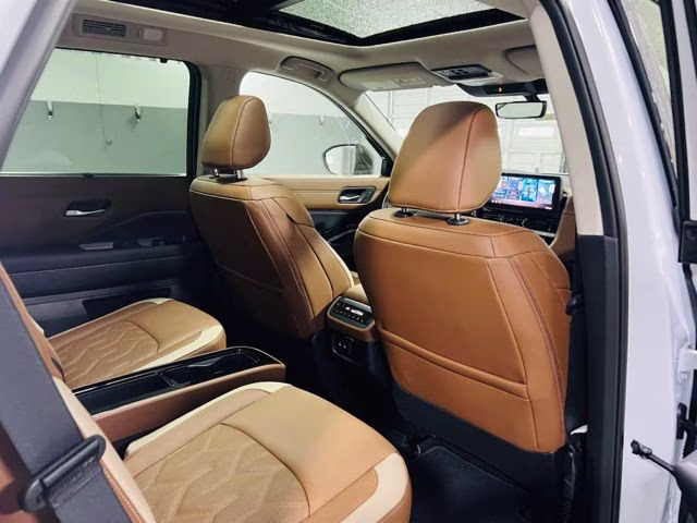 2026 Everest White Pearl/Black Nissan Pathfinder Platinum FWD SUV