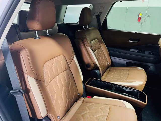 2026 Everest White Pearl/Black Nissan Pathfinder Platinum FWD SUV