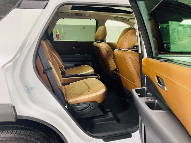 2026 Everest White Pearl/Black Nissan Pathfinder Platinum FWD SUV