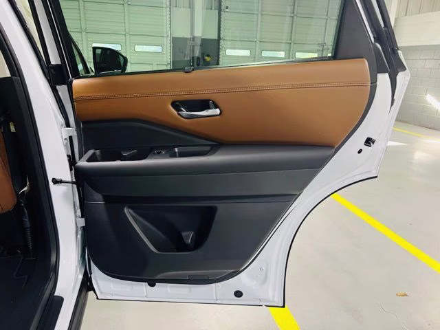 2026 Everest White Pearl/Black Nissan Pathfinder Platinum FWD SUV