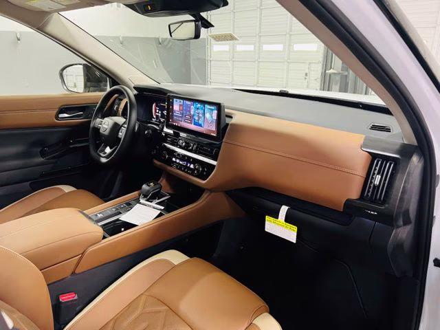 2026 Everest White Pearl/Black Nissan Pathfinder Platinum FWD SUV